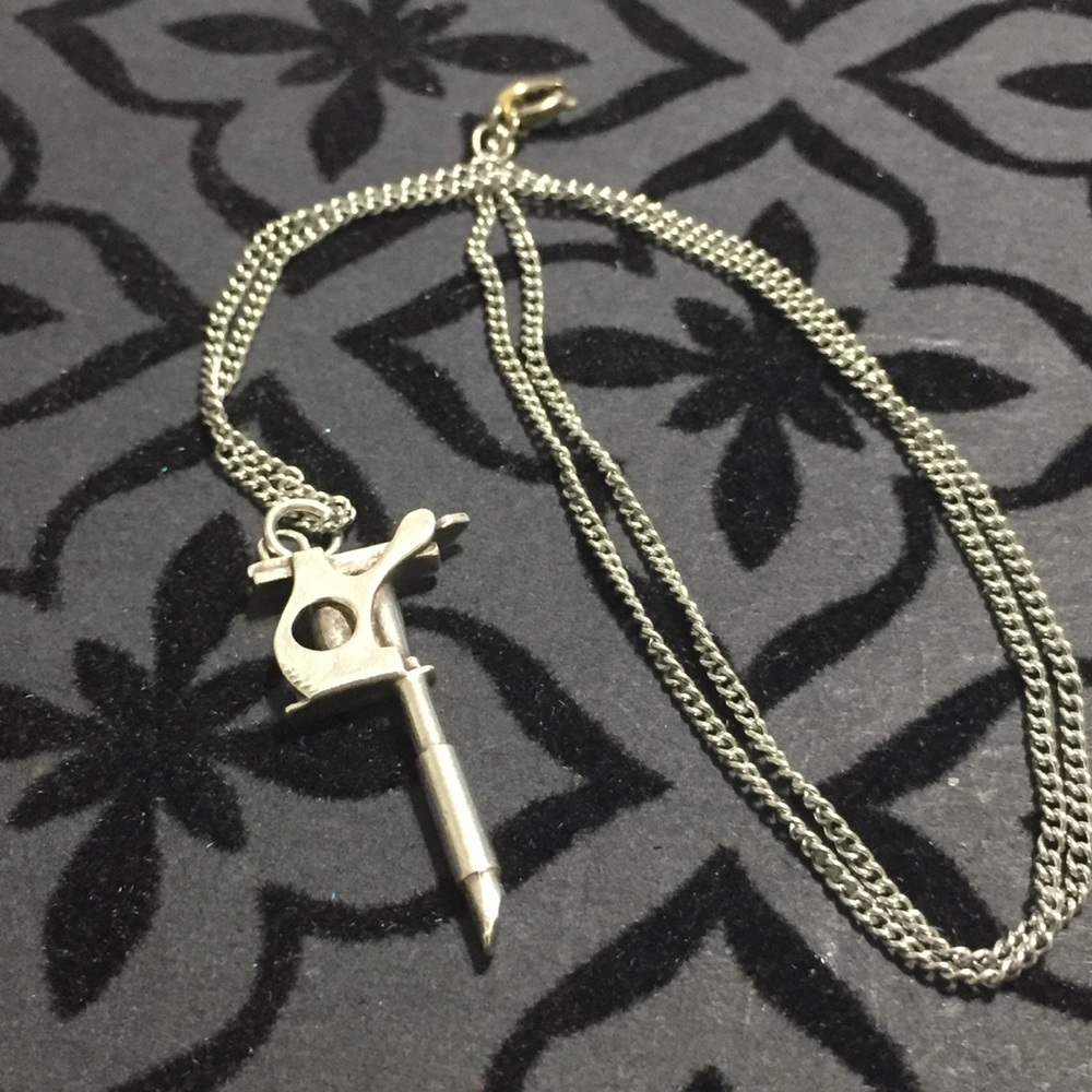🖋 SILVER TATTOO GUN FASHION NECKLACE JEWELRY